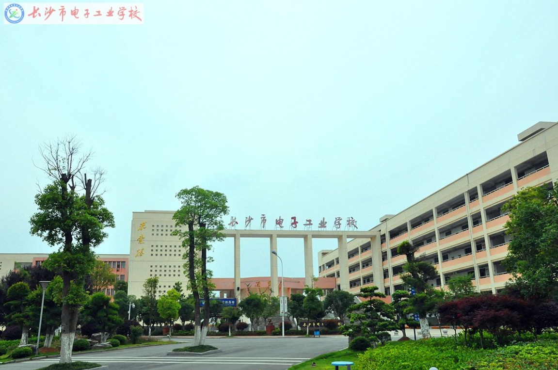 热烈祝贺我司在长沙电子工业学校装机验收成功